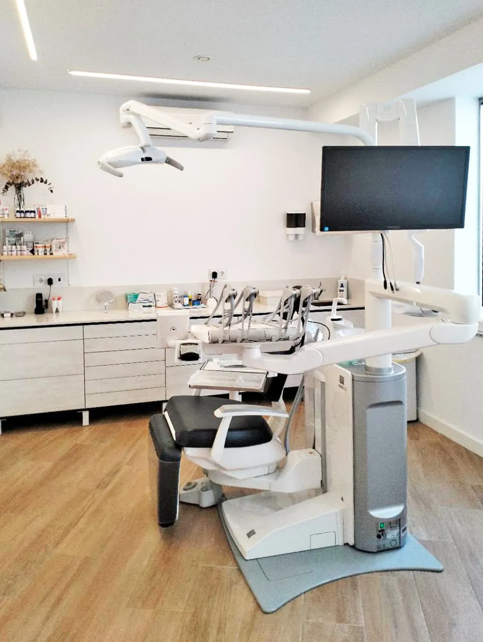 Gabinete moderno de Asoden Clínica Dental con escáner intraoral y monitor
