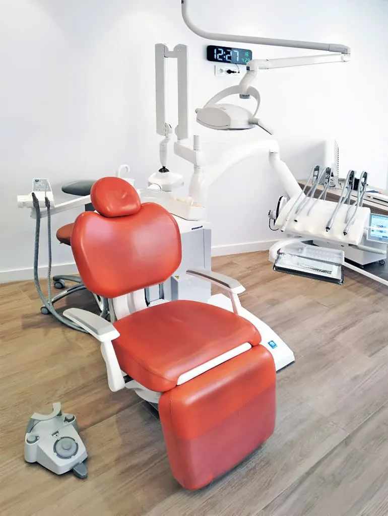 Gabinete de Asoden Clínica Dental con sillón rojo e instalación de tratamiento