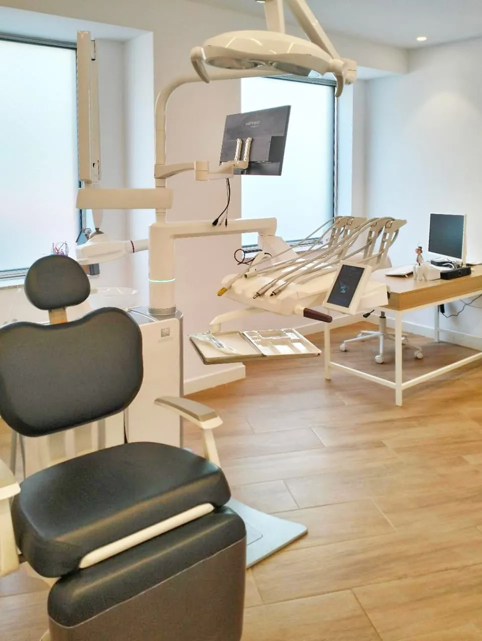 Gabinete de Asoden Clínica Dental con sillón negro y monitores de diagnóstico