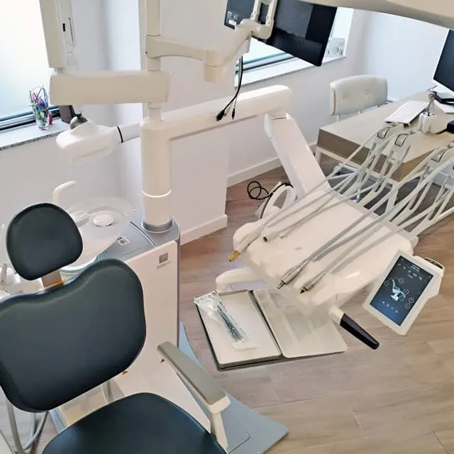 Gabinete de tratamiento de Asoden Clínica Dental con sillón y monitor táctil