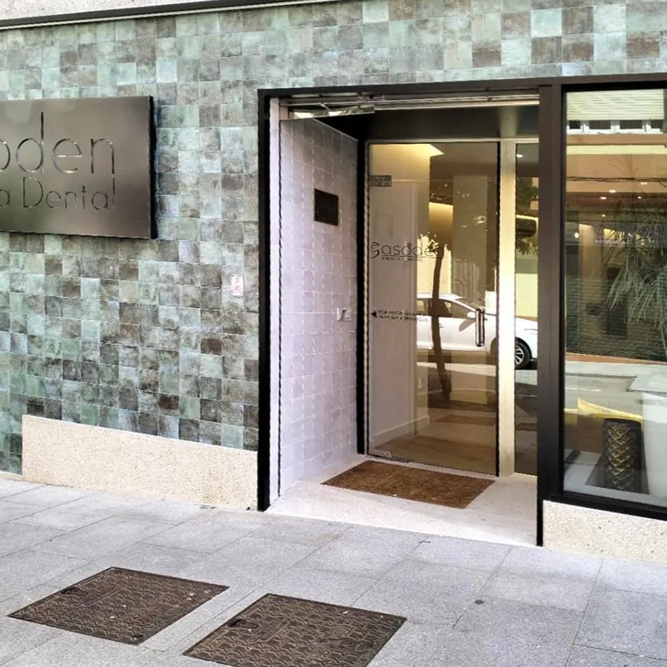 Fachada de Asoden Clínica Dental con su rótulo, en el barrio de Teis (Vigo)