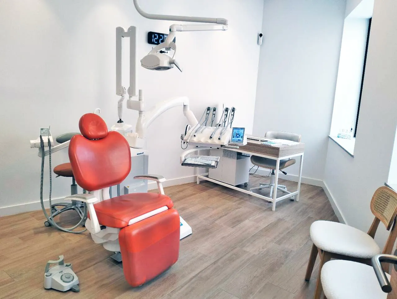Gabinete de Asoden Clínica Dental con sillón rojo, equipo dental y escritorio de trabajo